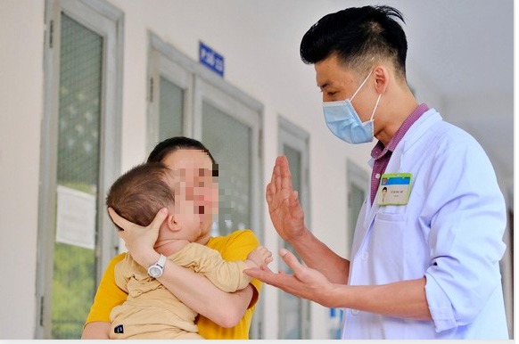 Cậu bé 4 tháng tuổi làm con nuôi bệnh viện vì mang chiếc đầu 'bự' - Ảnh 2.