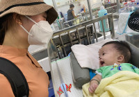 Cậu bé 4 tháng tuổi làm con nuôi bệnh viện vì mang chiếc đầu 'bự'