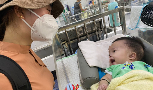 Cậu bé 4 tháng tuổi làm con nuôi bệnh viện vì mang chiếc đầu 'bự'